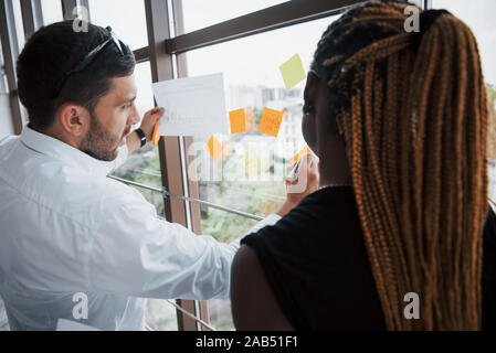 Présentation de l'entreprise dans le quartier branché de office de tourisme de jeunes gens d'affaires prometteuses Banque D'Images