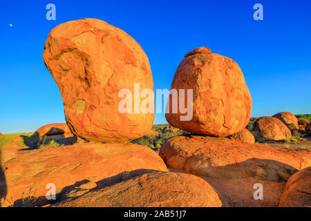 Populaires et emblématiques du Devils Marbles : les oeufs du mythique serpent arc-en-ciel au coucher du soleil. Karlu Karlu - Devils Marbles est l'un des naturels le plus célèbre d'Australie Banque D'Images