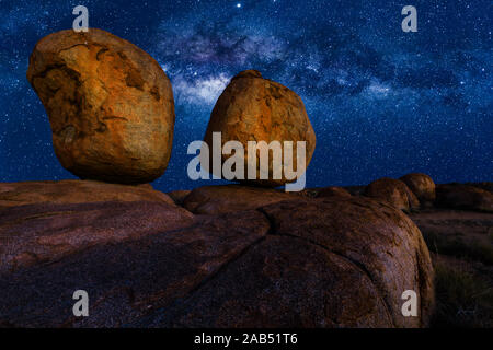 Nocturne pittoresque paysage de l'outback australien Devils Marbles les oeufs par nuit avec voie lactée, les étoiles et les galaxies de champ. Les rochers de granit de Karlu Banque D'Images