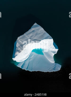 Image aérienne drone Icebergs Vue de dessus - le changement climatique et le réchauffement climatique. Les icebergs de la fonte des glaciers dans la région de icefjord Ilulissat, Groenland. Arctic Banque D'Images