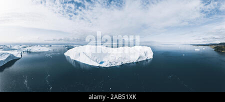 Image aérienne drone Icebergs Vue de dessus - le changement climatique et le réchauffement climatique. Les icebergs de la fonte des glaciers dans la région de icefjord Ilulissat, Groenland. Arctic Banque D'Images