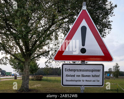 Panneau avec texte allemand 'chenille processionnaire Chêne, conserver à l'écart des arbres ! Danger pour la santé des humains et des animaux". Les minuscules poils toxiques de ces chenilles peuvent Banque D'Images