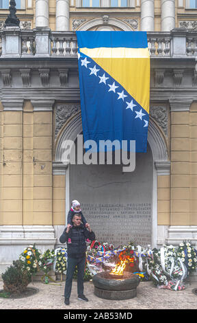 Drapeau bosniaque et couronnes autour d'une flamme éternelle en faveur de l'accession au jour Banque D'Images