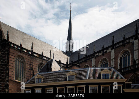 Vue rapprochée de l'église Westerkerk à Amsterdam. Structure du 17ème siècle avec 85 mètres de hauteur. Une couronne surmontée de spire s'élève de cette époque Renaissance Banque D'Images