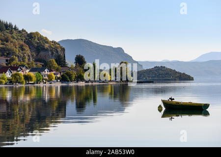 Recherche à travers le lac d'Ohrid d'Peshtani dans le Nord de la Macédoine, avec l'Albanie dans la distance, au nord de la Macédoine, de l'Europe. Banque D'Images