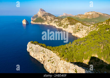 Mirador es Colomer - le point de vue principal à Cap de Formentor situé sur plus de 200 m de haut rock, Mallorca, Espagne Banque D'Images