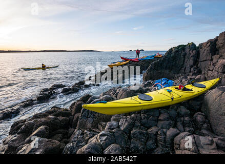 Lothian Club de kayak de mer sur le rivage avec des kayaks, Lamb Island, Firth of Forth, Ecosse, Royaume-Uni Banque D'Images