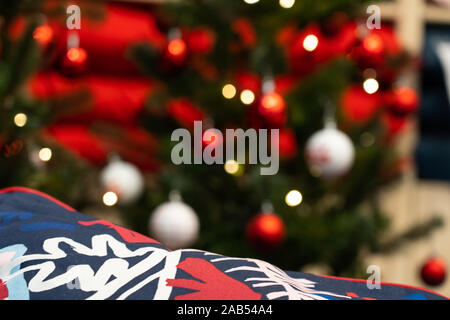 Noël arrière-plan flou, flou artistique flou coloré décoration feux on christmas tree Banque D'Images