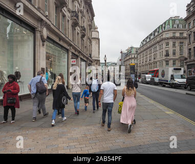 Londres, UK - circa 2019 SEPTEMBRE : Regent Street en direction de Portland Place vu d'Oxford Circus Banque D'Images