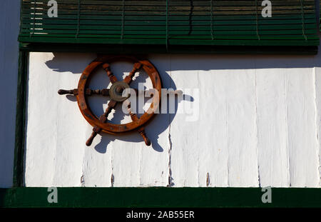 Platja de Les Casetes del Garraf, Garraf, Barcelone, Catalogne. Ces petites maisons de plage vert et blanc sont dans le village balnéaire de Garra Banque D'Images