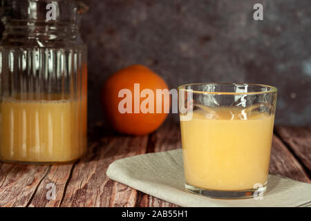 Deux verres de jus d'orange rafraîchissant sur une table en bois Banque D'Images