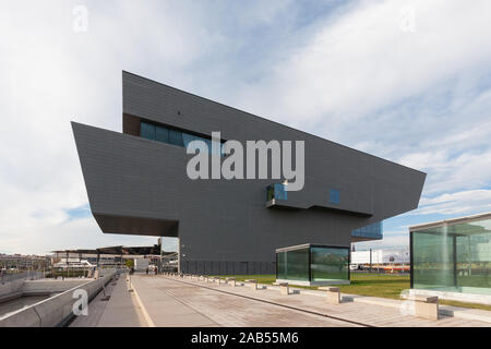 Le Museu del Disseny Design Museum sur la Plaça de les Glòries Catalanes, Barcelone, Catalogne, Espagne, par Martorell Bohigas Mackay architectes Banque D'Images