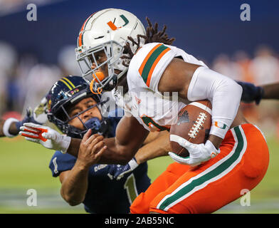 Le 23 novembre, CORRECTION*** 2019 : Miami Hurricanes wide receiver K.J. Osborn (2) avances la balle pendant le premier quart d'NCAA football match contre les Panthers de la CRF au Parc des Marlins de Miami, en Floride. Crf a gagné 30-24. Mario Houben/CSM Banque D'Images
