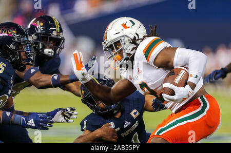 Le 23 novembre, CORRECTION*** 2019 : Miami Hurricanes wide receiver K.J. Osborn (2) avances la balle pendant le premier quart d'NCAA football match contre les Panthers de la CRF au Parc des Marlins de Miami, en Floride. Crf a gagné 30-24. Mario Houben/CSM Banque D'Images