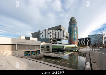 La tour Agbar Torre gloires skyscraper par Jean Nouvel et le Museu del Disseny Design Museum par MBM architectes, Barcelone, Catalogne, Espagne Banque D'Images