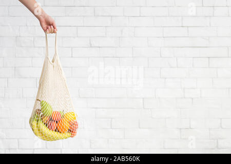 Femme transportant des produits sains composition dans un sac réutilisable net Banque D'Images