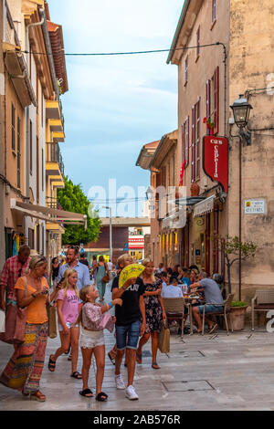 ALCUDIA, ESPAGNE - 8 juillet 2019 : tables de restaurant sur rue avec les touristes sur la côte de la vieille ville d'Alcudia, Majorque, Espagne Banque D'Images