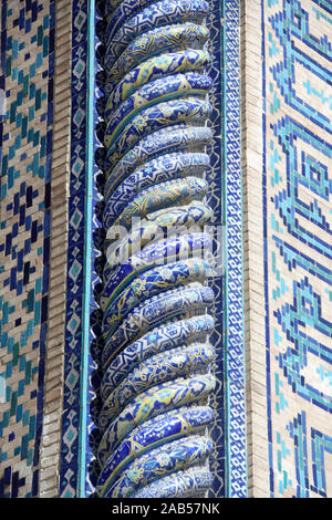 Détail de la façade vitrée à Kilya Kori Madrasah -à Samarkand Banque D'Images