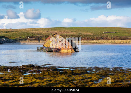 La rouille coque du navire dans la mer, Chaussée Churchill, Orkney, UK Banque D'Images