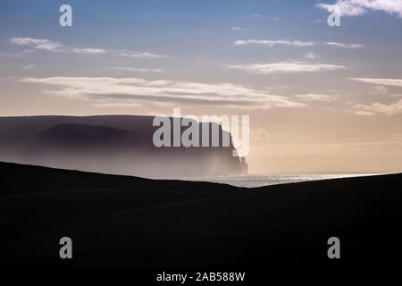 Lumière dramatique et la météo sur l'Yesnabay falaises, Orkney, Scotland, UK Banque D'Images