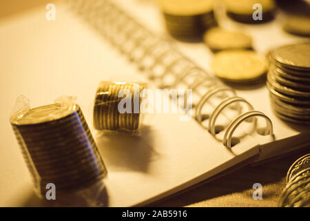 Collection de métal doré de l'argent sur le papier de l'ordinateur portable. Banque D'Images