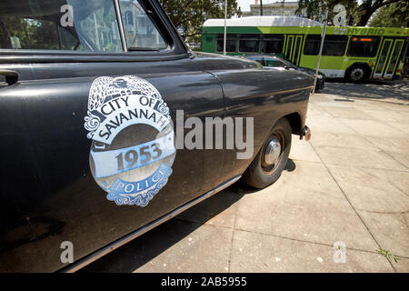 1953 chevy bel air vieilles voitures de police à l'extérieur de la caserne de police de police de savanah savannah georgia usa siège Banque D'Images