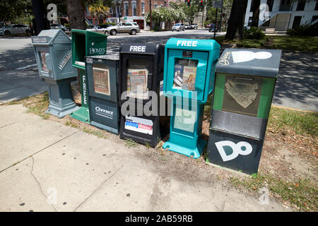 Les distributeurs de journaux gratuits dans la rue sur le quartier historique de Savannah georgia usa Banque D'Images