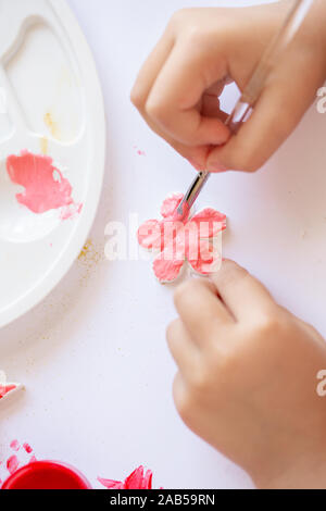 La préparation de Noël. Les peintures d'un enfant des jouets de Noël Banque D'Images
