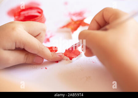 La préparation de Noël. Les peintures d'un enfant des jouets de Noël Banque D'Images