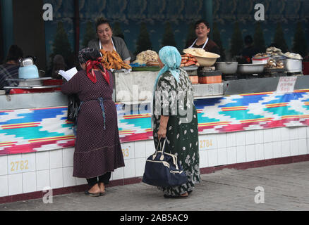 Chorsu Bazaar à Shoppers à Tachkent Banque D'Images