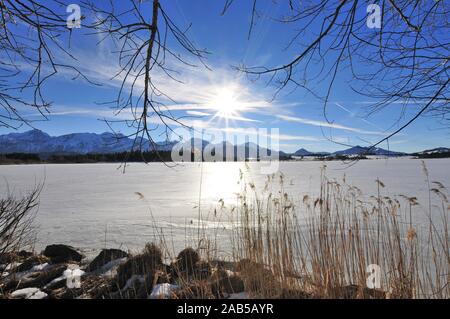 L'Hopfensee, près de Füssen dans l'Allgäu, dans l'arrière-plan dans le milieu de l'Aggenstein (1986 m) et le Breitenberg (1838 m), souabe, Bavière, Ge Banque D'Images