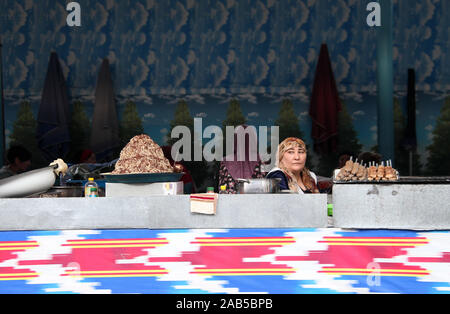 Chorsu Bazaar décroche à Tachkent en Beshbarmak traditionnels de vente Banque D'Images