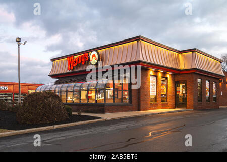 Yorkville, New York - Nov 24, 2019 - Vue de nuit sur un emplacement de vente au détail de Wendy. Wendy's est une chaîne de restaurants Fast Food International. Banque D'Images