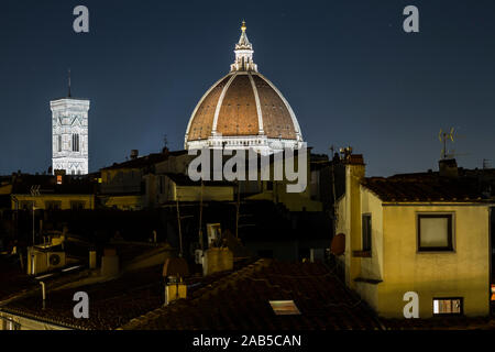 Florence : vue de la cathédrale de Brunelleschi et le clocher de Giotto à partir d'une position inhabituelle Banque D'Images
