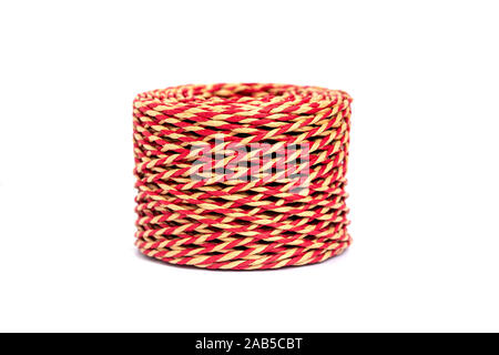 Une pelote de corde rouge de Noël, tresse sur un fond blanc. L'isoler. Banque D'Images