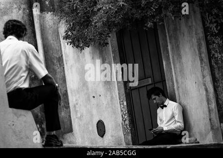 SINTRA, PORTUGAL - 31 octobre, 2017. La photographie de rue avec des hommes de détente sur street , Sintra , Portugal. Banque D'Images