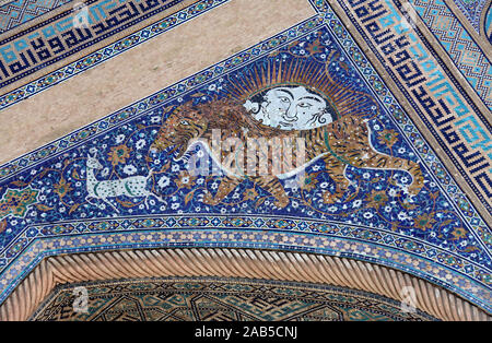 Détail de la mosaïque de tigre sur Sher-Dor Madrasah à Samarkand Banque D'Images