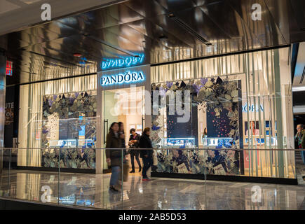 L'avant du magasin Pandora à Hudson Yards shopping mall à New York City Banque D'Images