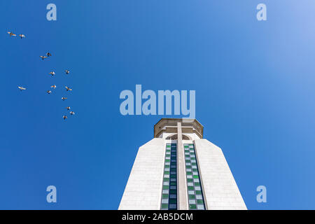 Les pigeons voler autour de la tour de l'horloge de l'Ermita de Nuestra Senora de Bonanza, l'Église El Paso, La Palma, Canary Islands, Espagne Septembre 2018 Banque D'Images