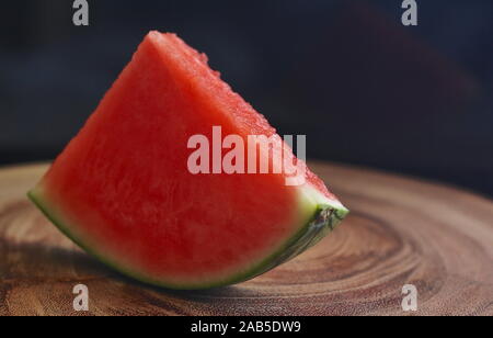 La pastèque et le melon d'eau pour les pièces d'un fond de bois. Banque D'Images