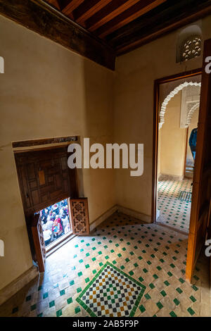 Fes, Maroc. Le 9 novembre 2019. vue de l'intérieur chambres de l'Al Madrasa Attarine Banque D'Images