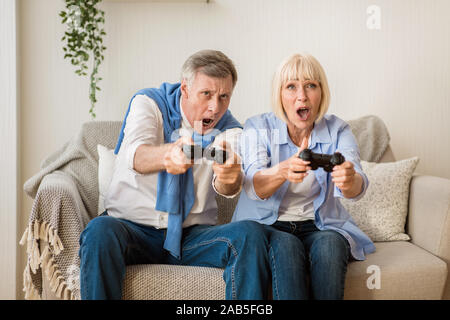Les grands-parents modernes. Les conjoints des cadres supérieurs bénéficiant les jeux vidéo Banque D'Images