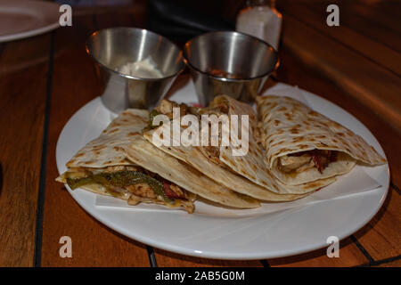 L'arabe traditionnel sandwich shawarma sur plaque blanche à l'ail et la sauce ketchup isolé avec arrière-plan flou Banque D'Images