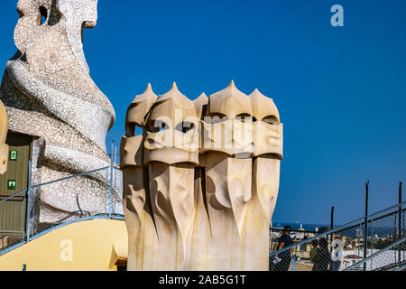 Barcelone, Espagne - 24 août 2019 : La Casa Milà (La Pedrera), le toit des cheminées. Banque D'Images