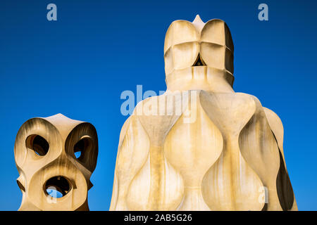 Barcelone, Espagne - 24 août 2019 : La Casa Milà (La Pedrera), le toit des cheminées. Banque D'Images