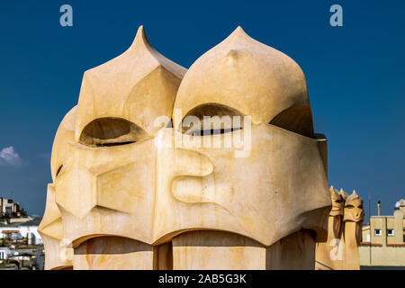 Barcelone, Espagne - 24 août 2019 : La Casa Milà (La Pedrera), le toit des cheminées. Banque D'Images