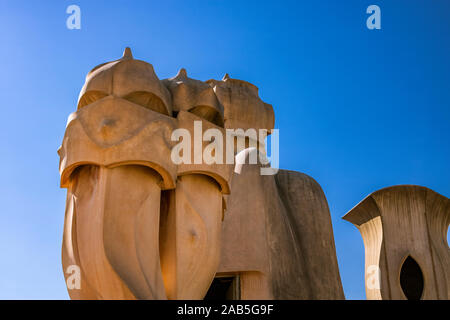 Barcelone, Espagne - 24 août 2019 : La Casa Milà (La Pedrera), le toit des cheminées. Banque D'Images