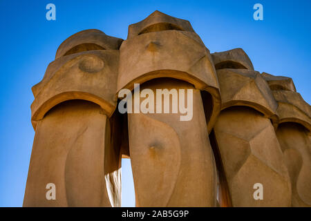 Barcelone, Espagne - 24 août 2019 : La Casa Milà (La Pedrera), le toit des cheminées. Banque D'Images