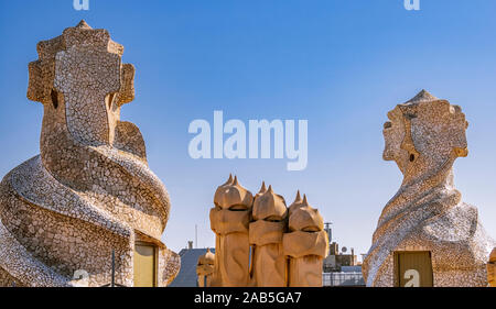 Barcelone, Espagne - 24 août 2019 : La Casa Milà (La Pedrera), le toit des cheminées. Banque D'Images