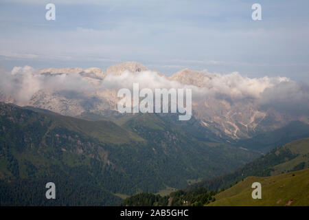 Cloud streaming au-dessus des falaises du groupe Rosengarten vue sur les pentes du Plattkofel Val Gardena Dolomites Tyrol du Sud Italie Banque D'Images